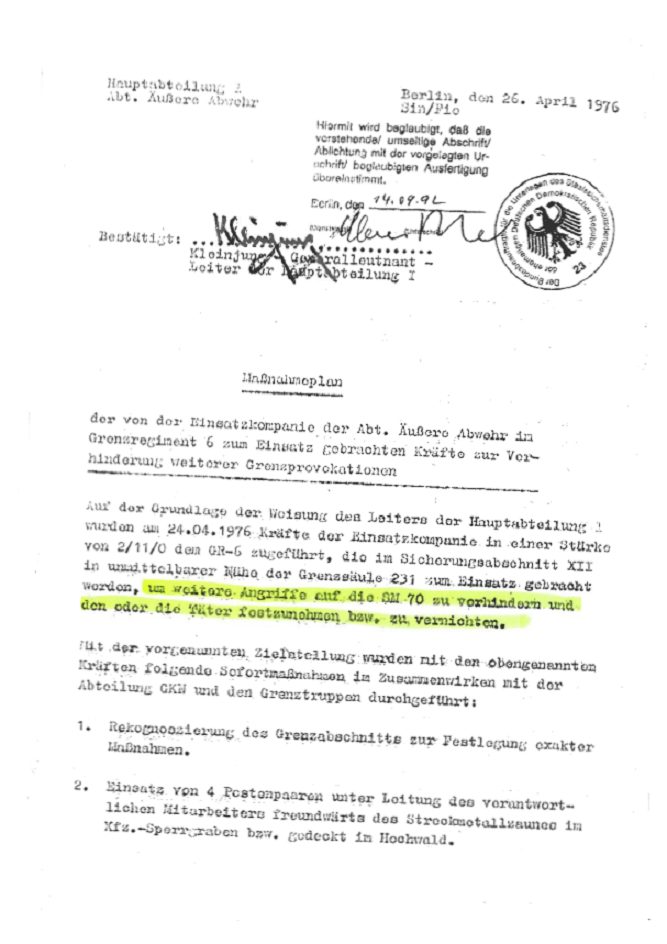 A typed page headed Maßnahmeplan, dated Berlin, 26 April 1976, approved with the signature Kleinjung, Generalleutnant, with a 1992 archive certification and seal; the aim, to arrest or annihilate the culprit or culprits, is highlighted