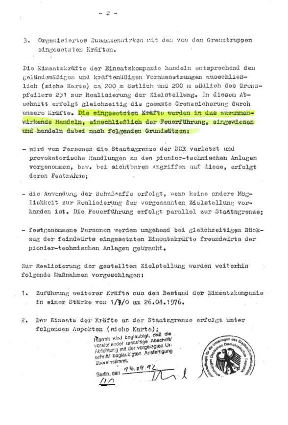 A typed page of the plan with a highlighted passage on the forces' rules; below it the line Die Feuerführung erfolgt parallel zur Staatsgrenze
