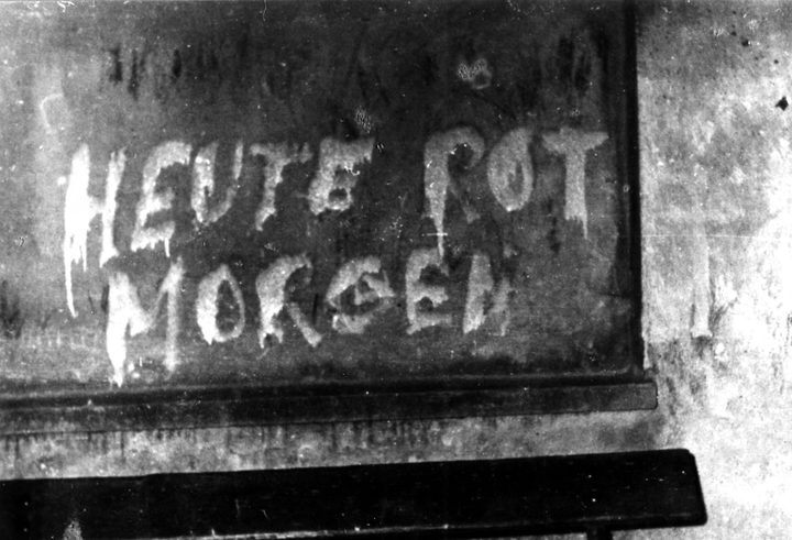 The words HEUTE ROT MORGEN painted in white on a dark wall; the last word of the slogan is outside the frame