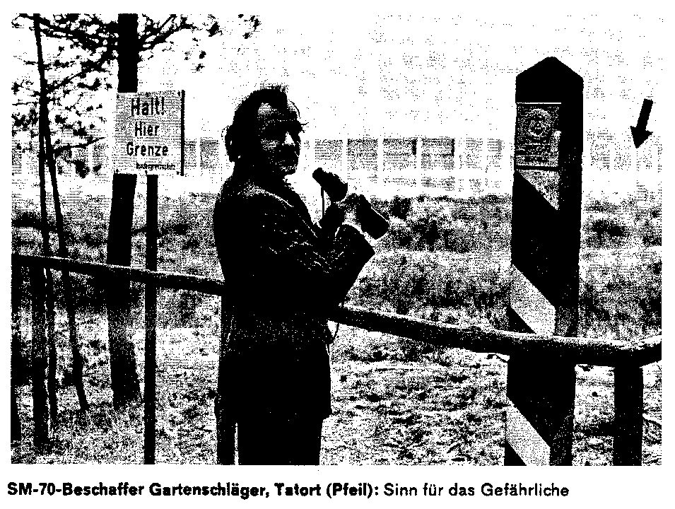 Michael Gartenschläger holding binoculars between a sign reading Halt! Hier Grenze and a striped border post, an arrow pointing past the post; captioned SM-70-Beschaffer Gartenschläger, Tatort (Pfeil)