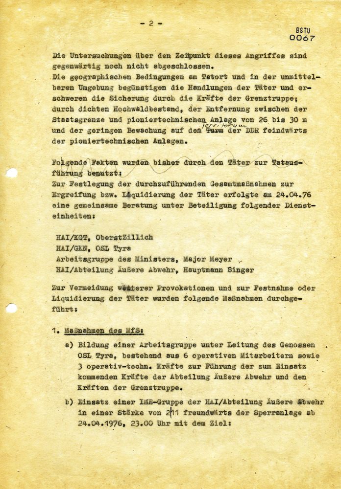 A typed page on yellowed paper with handwritten corrections, page 2 of a Stasi report; one line reads zur Ergreifung bzw. Liquidierung der Täter