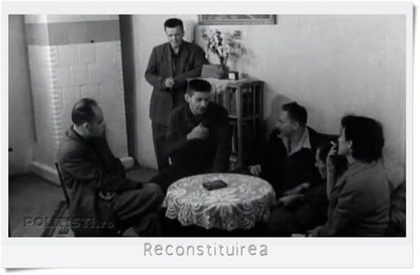 Six people in a plain room around a low table with a lace cloth, one man standing behind the group, a shelf of books and a vase against the wall; the reproduction carries the Romanian caption Reconstituirea, meaning the reconstruction, and the politisti.ro watermark
