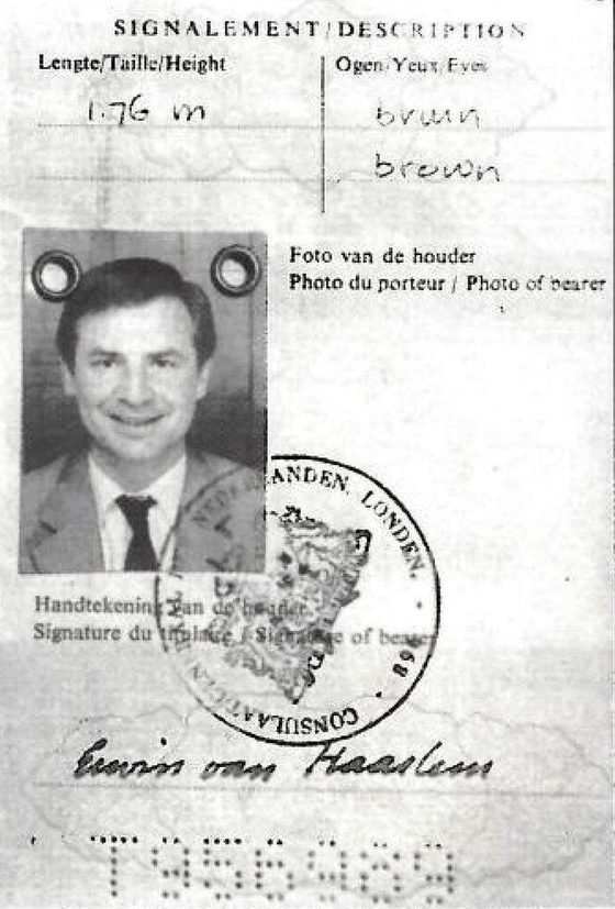 The description page of a Dutch passport, headed Signalement, with the height written as 1.76 m and the eyes as bruin and brown, a photograph of a dark haired man in a suit, a London consulate stamp across it and the signature Erwin van Haarlem