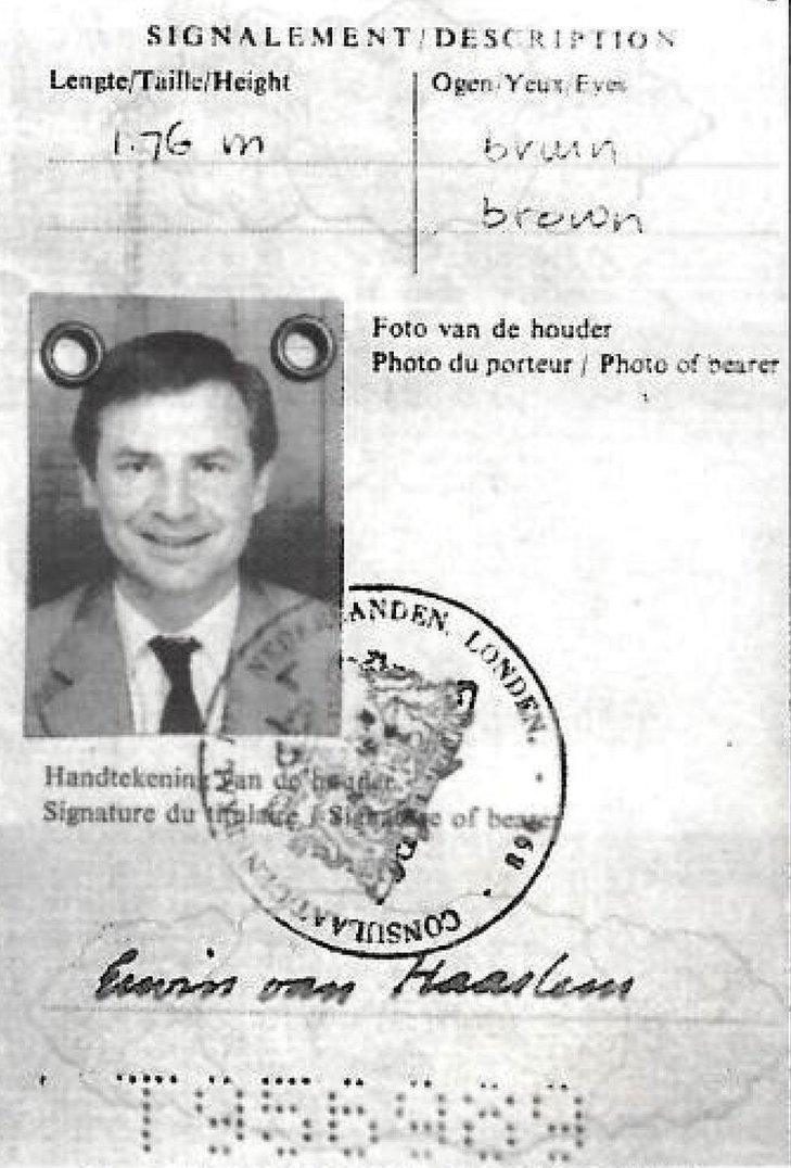 The description page of a Dutch passport, headed Signalement, with the height written as 1.76 m and the eyes as bruin and brown, a photograph of a dark haired man in a suit, a London consulate stamp across it and the signature Erwin van Haarlem
